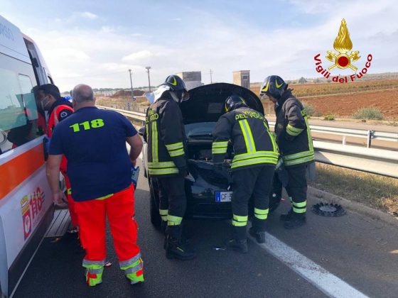 Violento impatto tra auto sulla statale, una si schianta contro il guardrail: ferito in codice rosso - Corriere Salentino