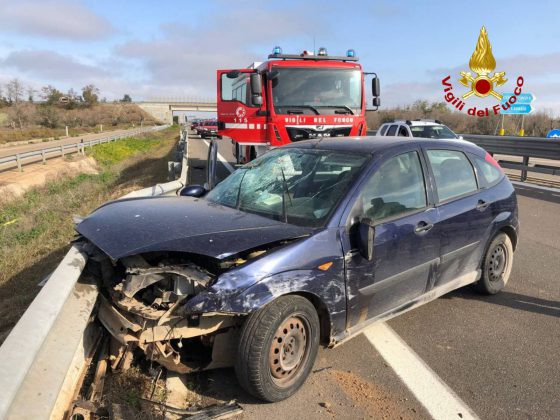Violento impatto tra auto sulla statale, una si schianta contro il guardrail: ferito in codice rosso - Corriere Salentino