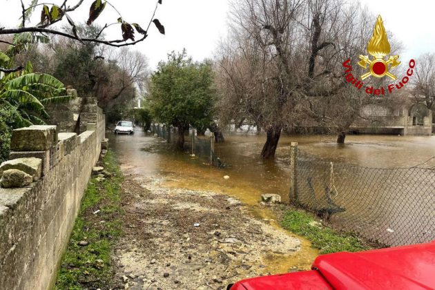 Violento acquazzone nella zona di Otranto: campi e strade allagate, i vigili del fuoco salvano automobilisti e animali - Corriere Salentino