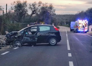 Auto fuori controllo, violento impatto contro un muro di cinta: muore una donna, grave il marito