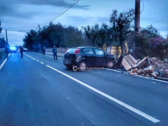 Auto fuori controllo, violento impatto contro un muro di cinta: muore una donna, grave il marito - Corriere Salentino