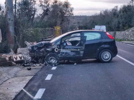 Auto fuori controllo, violento impatto contro un muro di cinta: muore una donna, grave il marito - Corriere Salentino