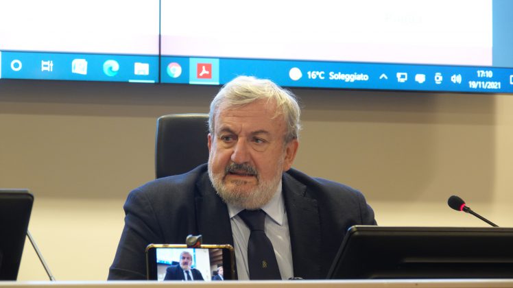 “Tre volte sicuri”, parte la campagna della Regione. Emiliano: “Molti positivi nelle scuole: subito terza dose”. Obiettivo 26mila dosi al giorno - Corriere Salentino