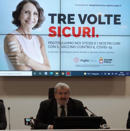 “Tre volte sicuri”, parte la campagna della Regione. Emiliano: “Molti positivi nelle scuole: subito terza dose”. Obiettivo 26mila dosi al giorno - Corriere Salentino