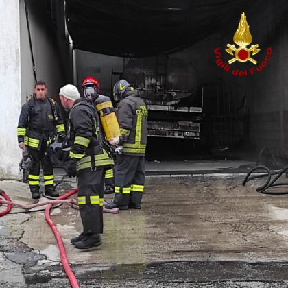 Paura nel basso Salento, furgone prende fuoco in un'azienda: fumo e fiamme, ma nessun ferito - Corriere Salentino