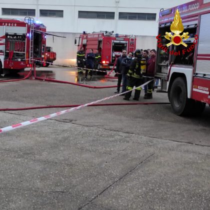 Paura nel basso Salento, furgone prende fuoco in un'azienda: fumo e fiamme, ma nessun ferito - Corriere Salentino