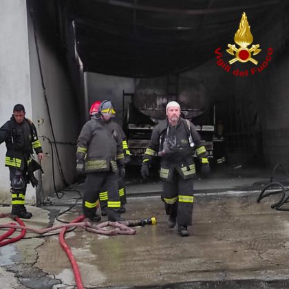 Paura nel basso Salento, furgone prende fuoco in un'azienda: fumo e fiamme, ma nessun ferito - Corriere Salentino