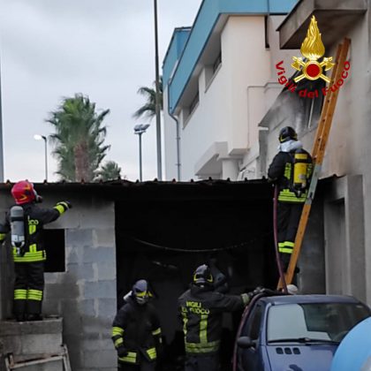 Paura nel basso Salento, furgone prende fuoco in un'azienda: fumo e fiamme, ma nessun ferito - Corriere Salentino