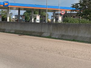 Sulla corsia di sorpasso spuntano cassetta di plastica e copricerchio: pericolo in tangenziale - Corriere Salentino