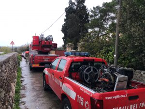 Macabro ritrovamento in periferia: cadavere di un uomo impiccato ad un albero. Mistero sull'identità - Corriere Salentino