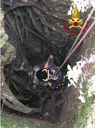 Precipita in un pozzo di 9 metri durante la battuta di caccia, salvato dai vigili del fuoco - Corriere Salentino