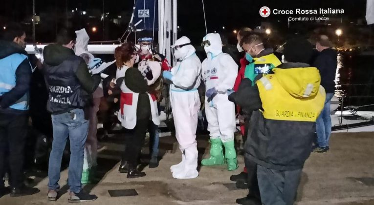 Terzo sbarco in poche ore: nella notte giungono altri 79 migranti a Leuca. A bordo anche neonati - Corriere Salentino