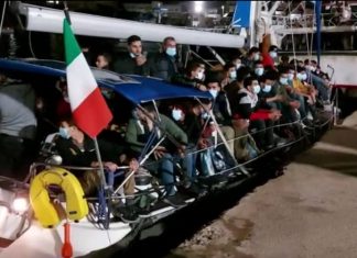 Ennesimo sbarco, il quarto in 24 ore: su un veliero alla deriva 80 migranti, bloccati gli scafisti