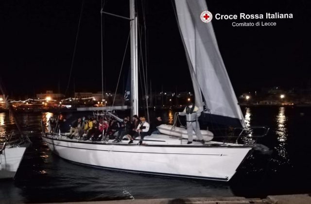 Terzo sbarco in poche ore: nella notte giungono altri 79 migranti a Leuca. A bordo anche neonati - Corriere Salentino