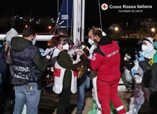 Terzo sbarco in poche ore: nella notte giungono altri 79 migranti a Leuca. A bordo anche neonati