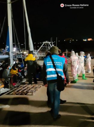 Terzo sbarco in poche ore: nella notte giungono altri 79 migranti a Leuca. A bordo anche neonati - Corriere Salentino