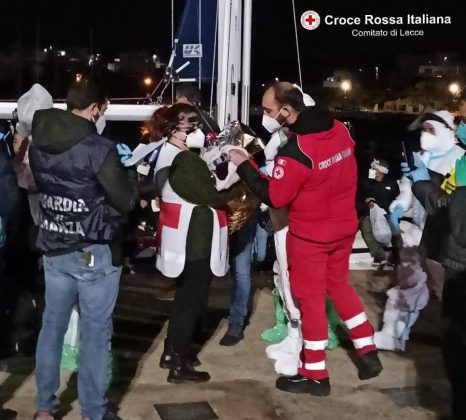 Terzo sbarco in poche ore: nella notte giungono altri 79 migranti a Leuca. A bordo anche neonati - Corriere Salentino