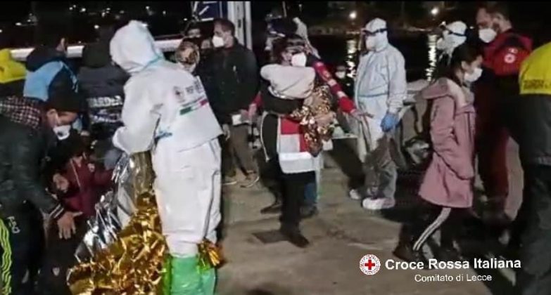 Terzo sbarco in poche ore: nella notte giungono altri 79 migranti a Leuca. A bordo anche neonati - Corriere Salentino