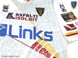 Il Lecce celebra il "Collare d'Oro" con una maglia speciale. Lunedì la consegna del premio a Sticchi Damiani da parte di Draghi e Malagò - Corriere Salentino