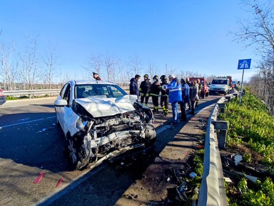 Tre auto si schiantano sulla statale 274, una termina sul guardrail: quattro feriti in ospedale - Corriere Salentino