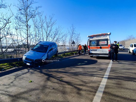 Tre auto si schiantano sulla statale 274, una termina sul guardrail: quattro feriti in ospedale - Corriere Salentino