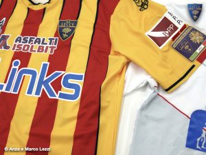 Il Lecce celebra il "Collare d'Oro" con una maglia speciale. Lunedì la consegna del premio a Sticchi Damiani da parte di Draghi e Malagò - Corriere Salentino