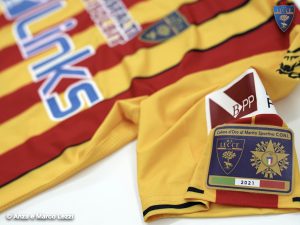 Il Lecce celebra il "Collare d'Oro" con una maglia speciale. Lunedì la consegna del premio a Sticchi Damiani da parte di Draghi e Malagò - Corriere Salentino