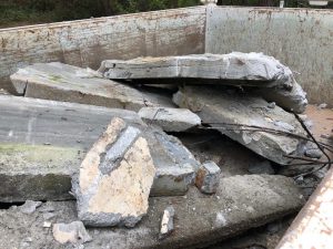 Tonnellate di cemento nascoste sotto la sabbia: la scoperta durante le operazioni di smontaggio di uno stabilimento - Corriere Salentino