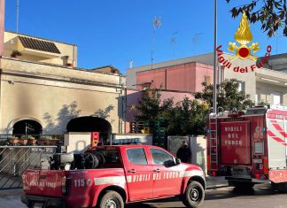 Paura in casa: le fiamme divampano in soggiorno. Famiglia scende in strada per mettersi in salvo