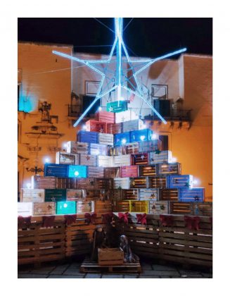 Appicca le fiamme all'albero di Natale realizzato da bambini e famiglie: in arresto piromane - Corriere Salentino