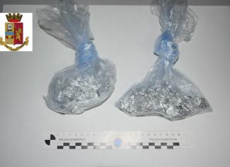 Ai domiciliari per spaccio, sul balcone di casa custodisce dosi di hashish e marijuana: nuovi guai per un 21enne