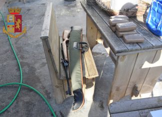 In casa e nel deposito della pizzeria armi e 3,5 chili di eroina per lo spaccio: arrestato 56enne