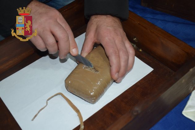 In casa e nel deposito della pizzeria armi e 3,5 chili di eroina per lo spaccio: arrestato 56enne - Corriere Salentino