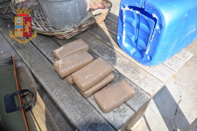 In casa e nel deposito della pizzeria armi e 3,5 chili di eroina per lo spaccio: arrestato 56enne - Corriere Salentino