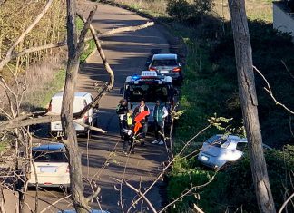 Esce fuori strada dopo una curva: danni all’auto e multa, ma per fortuna nessun ferito