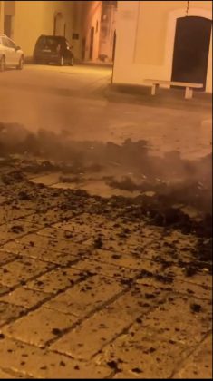 Appicca le fiamme all'albero di Natale realizzato da bambini e famiglie: in arresto piromane - Corriere Salentino