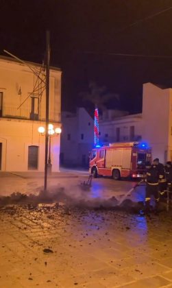 Appicca le fiamme all'albero di Natale realizzato da bambini e famiglie: in arresto piromane - Corriere Salentino