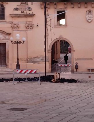 Appicca le fiamme all'albero di Natale realizzato da bambini e famiglie: in arresto piromane - Corriere Salentino