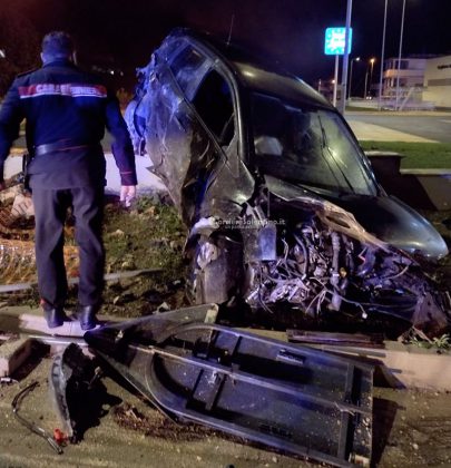 Tremendo schianto nel Capo di Leuca: auto finisce su rondò, ricoverato un giovane automobilista - Corriere Salentino