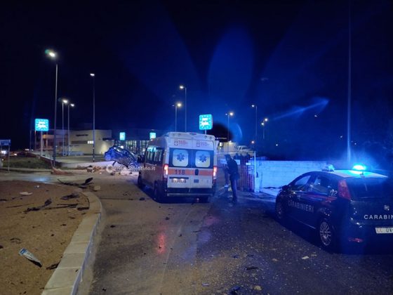 Tremendo schianto nel Capo di Leuca: auto finisce su rondò, ricoverato un giovane automobilista - Corriere Salentino