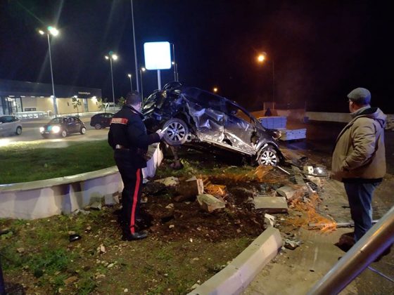 Tremendo schianto nel Capo di Leuca: auto finisce su rondò, ricoverato un giovane automobilista - Corriere Salentino