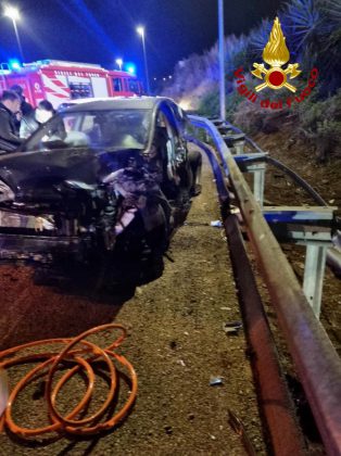 Schianto in tangenziale, il guardrail si conficca nell'abitacolo: 28enne in codice rosso - Corriere Salentino
