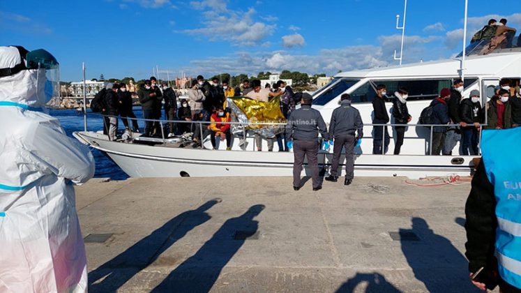 Maxi sbarco alla vigilia di Natale: 150 migranti giungono a Santa Maria di Leuca a bordo di uno yacht - Corriere Salentino