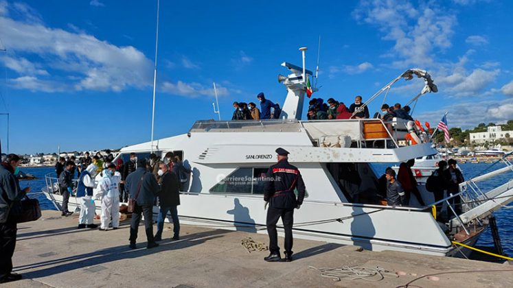 Maxi sbarco alla vigilia di Natale: 150 migranti giungono a Santa Maria di Leuca a bordo di uno yacht - Corriere Salentino