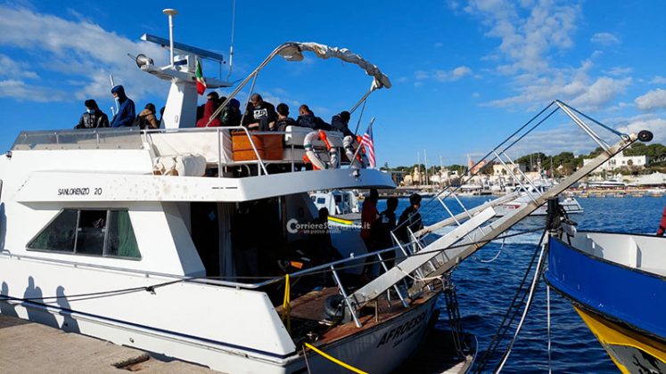 Maxi sbarco alla vigilia di Natale: 150 migranti giungono a Santa Maria di Leuca a bordo di uno yacht - Corriere Salentino