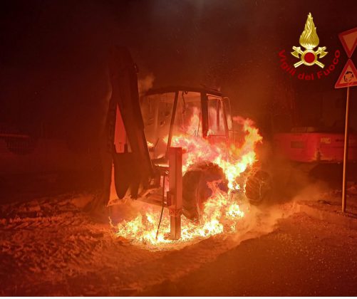 Fiamme nel cantiere, il fuoco distrugge una terna: è il secondo raid in pochi giorni nel Salento - Corriere Salentino