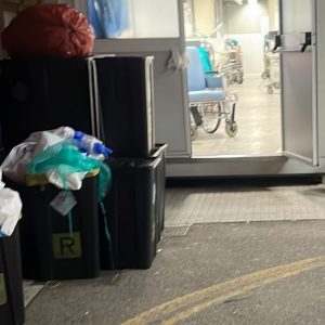 Il pericolo dei rifiuti all’ingresso dell’area grigia del Fazzi. Le foto denuncia: “Rischio contaminazione da covid” - Corriere Salentino