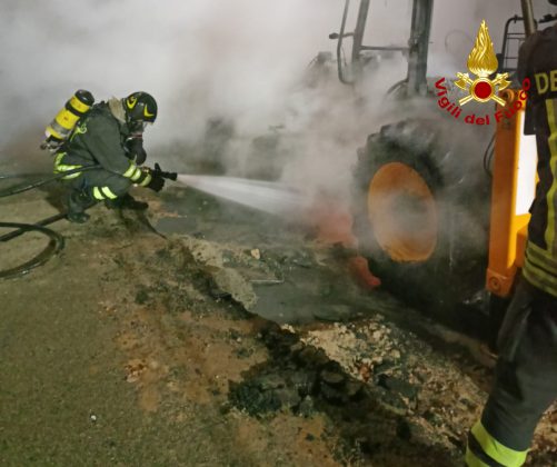 Fiamme nel cantiere, il fuoco distrugge una terna: è il secondo raid in pochi giorni nel Salento - Corriere Salentino