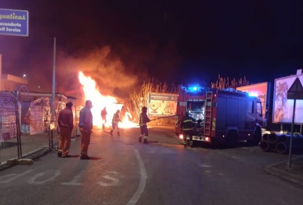 Fiamme nel cantiere, il fuoco distrugge una terna: è il secondo raid in pochi giorni nel Salento - Corriere Salentino