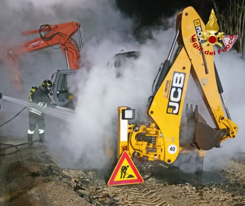 Fiamme nel cantiere, il fuoco distrugge una terna: è il secondo raid in pochi giorni nel Salento - Corriere Salentino